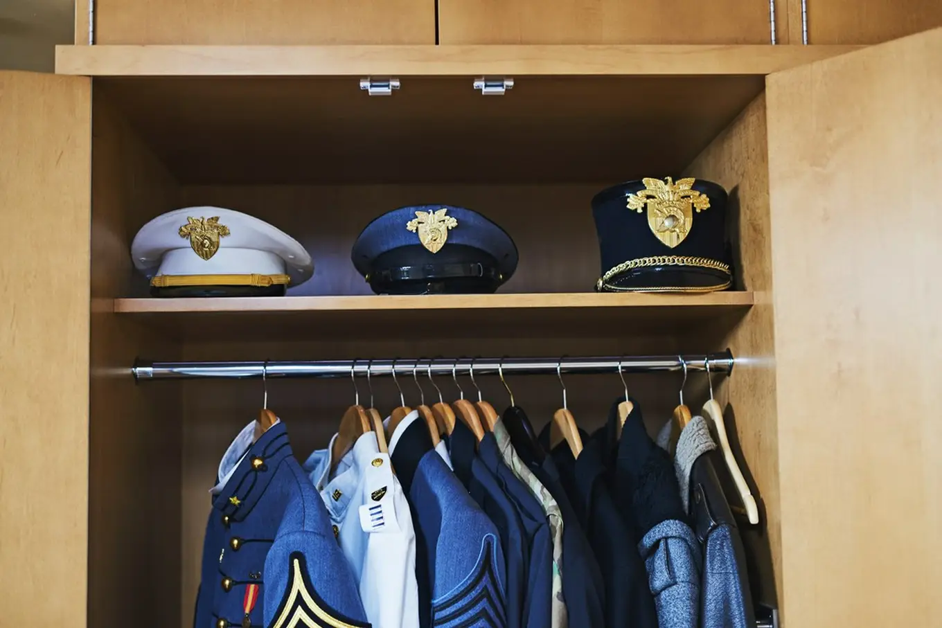 mundury w szafie